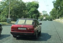 В Украине продали уникальный итальянский седан 80-х годов с двигателем Ferrari (фото)
