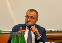 «Вынужден вернуть»: еще один украинский дипломат отказался от польской награды