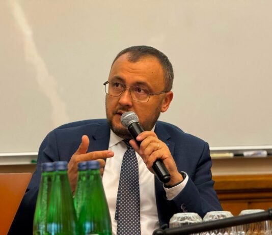 «Вынужден вернуть»: еще один украинский дипломат отказался от польской награды