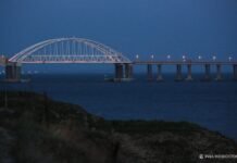 Массированная атака на оккупированный полуостров: в Керчи прогремели мощные взрывы, Крымский мост перекрыли