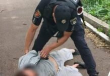 Агрессивный мужчина с ножом напугал людей в Одессе: его задержала полиция