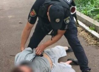 Агрессивный мужчина с ножом напугал людей в Одессе: его задержала полиция