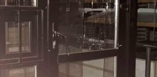 В Одессе женщина разбила дверь магазина и попала в полицию