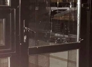 В Одессе женщина разбила дверь магазина и попала в полицию