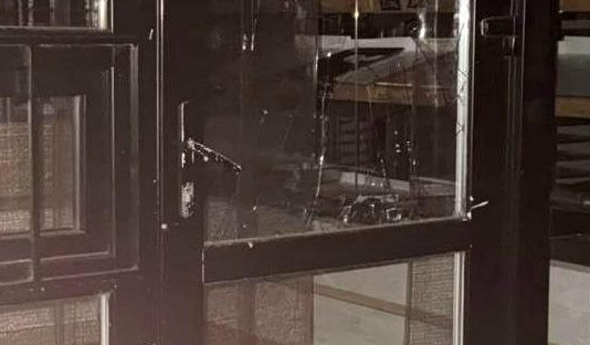 В Одессе женщина разбила дверь магазина и попала в полицию