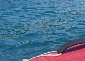 На двух пляжах Одессы спасатели вытащили на берег 5 человек, заплывших за волнорезы — ФОТО