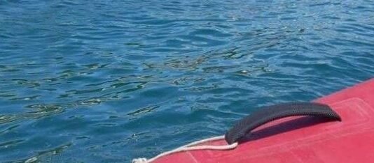 На двух пляжах Одессы спасатели вытащили на берег 5 человек, заплывших за волнорезы — ФОТО