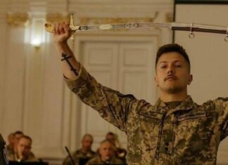 В Одессе состоялся торжественный выпуск офицеров: лучший получил офицерскую саблю