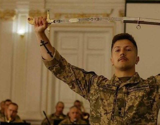 В Одессе состоялся торжественный выпуск офицеров: лучший получил офицерскую саблю