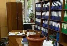 В Одессе мужчина разбил социальное учреждение и получил ранение