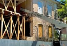 В Оддессе в поврежденном доме по улице Еврейской продолжается ликвидация последствий обстрела