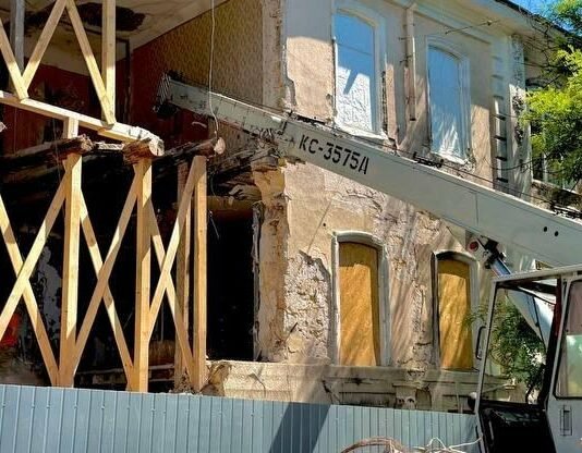 В Оддессе в поврежденном доме по улице Еврейской продолжается ликвидация последствий обстрела
