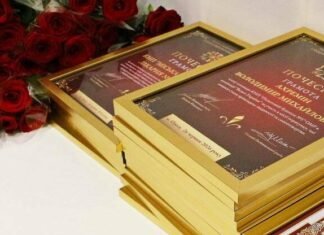 В Одессе наградили медиков, спасавших рожениц и младенцев во время атаки РФ