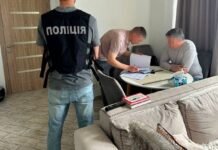 Бывшего главу Минкульта Карандеева подозревают в содействии выезду за границу