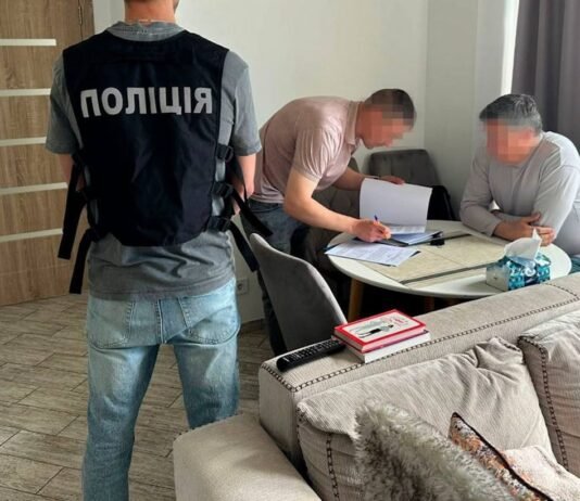 Бывшего главу Минкульта Карандеева подозревают в содействии выезду за границу