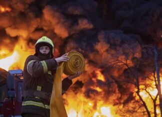 В Чернобыльской зоне после атаки дронов продолжаются пожары, дым может добраться до Киева