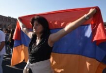 Курс на РФ или Запад? В Армении стартовали решающие парламентские выборы
