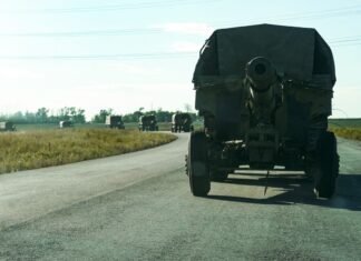 «Коридор» в Крым трещит по швам: ГУР эффектно уничтожило технику россиян (видео)