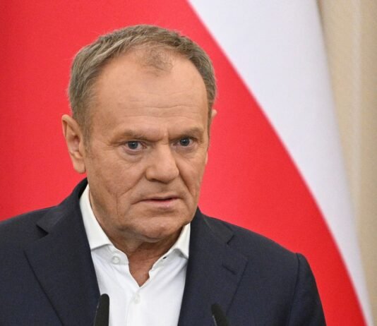 Туск отреагировал на перелет Зеленского в обход Польши на фоне скандала из-за УПА