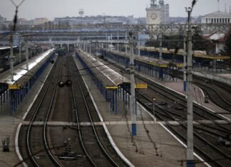Россия массово сократила количество поездов в Крым