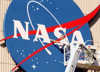NASA выделило более $590 млн трем компаниям на лунные посадочные модули