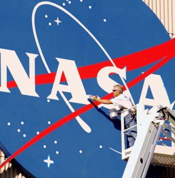 NASA выделило более $590 млн трем компаниям на лунные посадочные модули