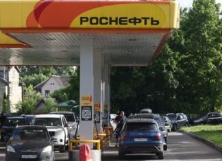 Топливный шок: цены на бензин в России выросли на 20% за год — СЗР