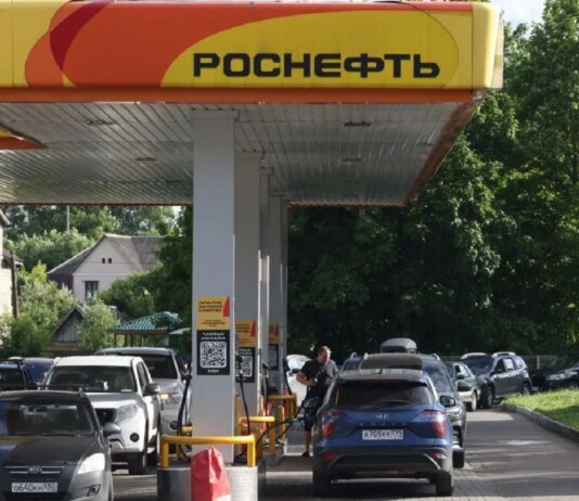 Топливный шок: цены на бензин в России выросли на 20% за год — СЗР