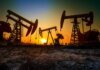 Нефть немного подорожала перед длинными выходными в США на фоне мирных усилий