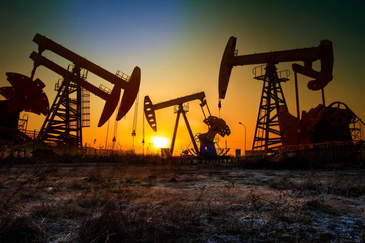 Нефть немного подорожала перед длинными выходными в США на фоне мирных усилий