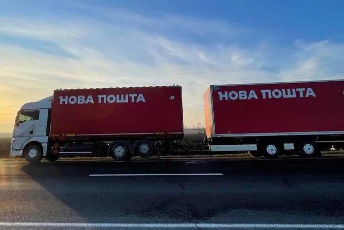 В Днепре в результате вражеской атаки поврежден терминал "Новой почты"