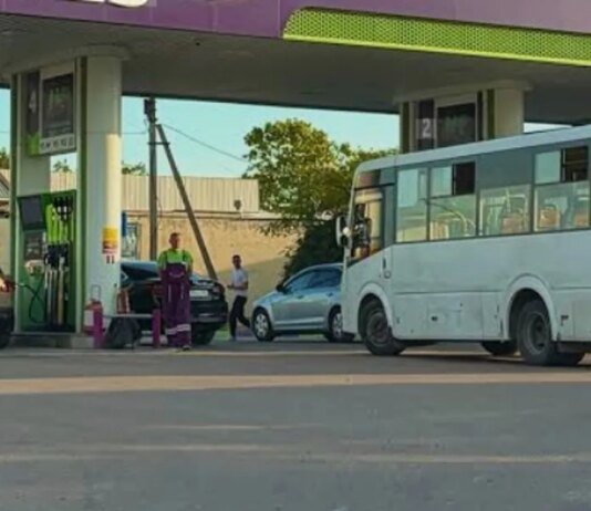Топливный кризис в Крыму парализует общественный транспорт из-за очередей на заправках — ЦНС
