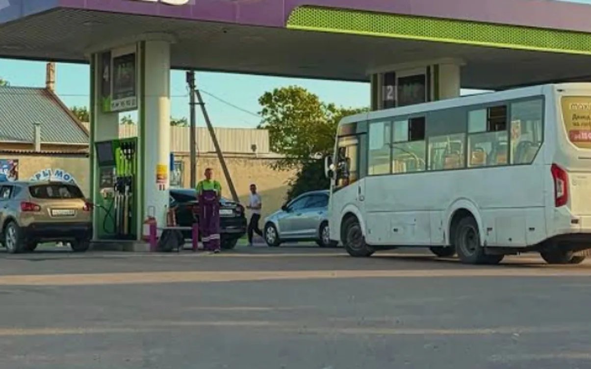 Топливный кризис в Крыму парализует общественный транспорт из-за очередей на заправках — ЦНС