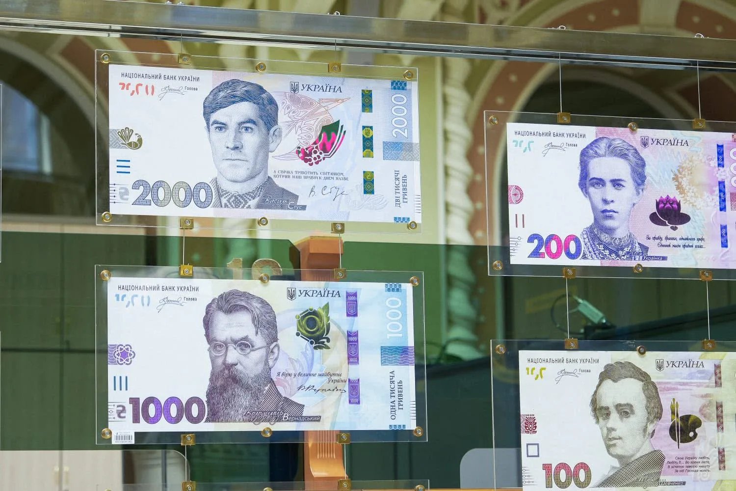 В Украине вводят в обращение банкноту 2000 гривен с портретом Стуса с 4 сентября
