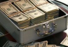 Самые богатые россияне вывезли миллиарды долларов за границу из-за страха за экономику — Bloomberg