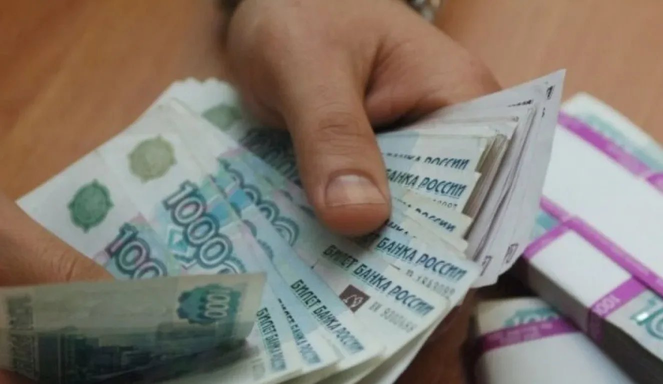 россияне массово переходят на наличные из-за войны, отключения интернета и роста налогов