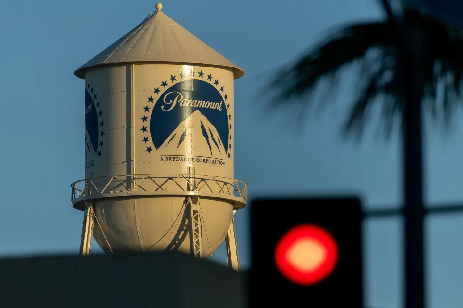 Суд в США продлил паузу в сделке Paramount и Warner Bros. на $110 млрд
