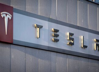 Акции Tesla упали почти на 15% после слабого финансового отчета