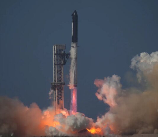 SpaceX успешно запустила Starship и впервые вывела на орбиту 20 новейших спутников Starlink