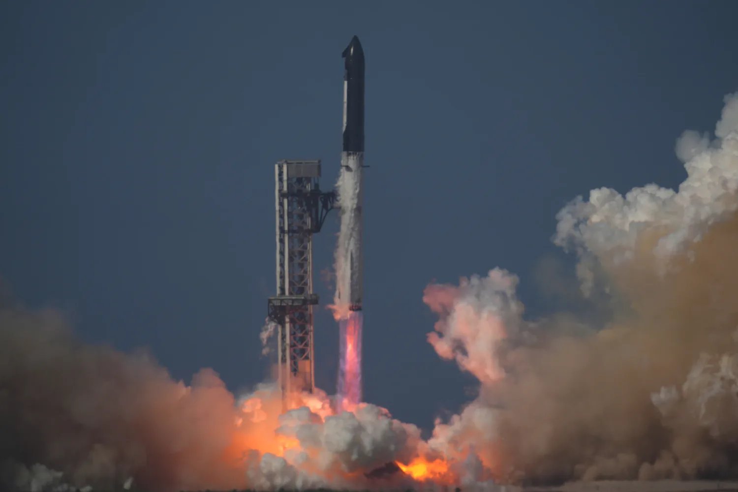 SpaceX успешно запустила Starship и впервые вывела на орбиту 20 новейших спутников Starlink