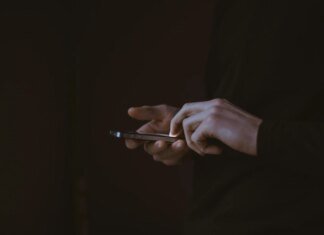В Facebook и Instagram нашли рекламу из Китая ИИ-приложений, "обнажающих" людей, несмотря на запрет — СМИ