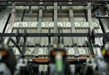 Доллар резко подешевел после решения ФРС не менять процентные ставки