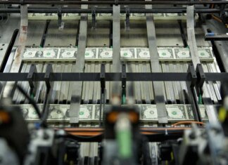 Доллар резко подешевел после решения ФРС не менять процентные ставки
