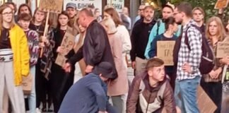 Неизвестный пытался напасть с ножом на людей во время митинга во Львове