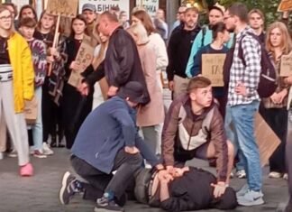 Неизвестный пытался напасть с ножом на людей во время митинга во Львове