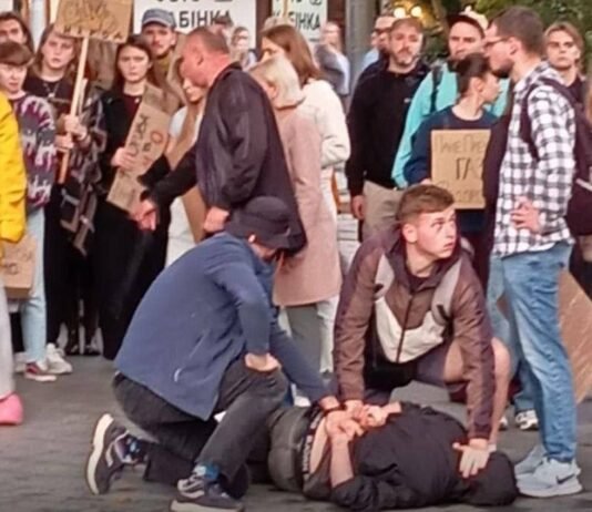 Неизвестный пытался напасть с ножом на людей во время митинга во Львове