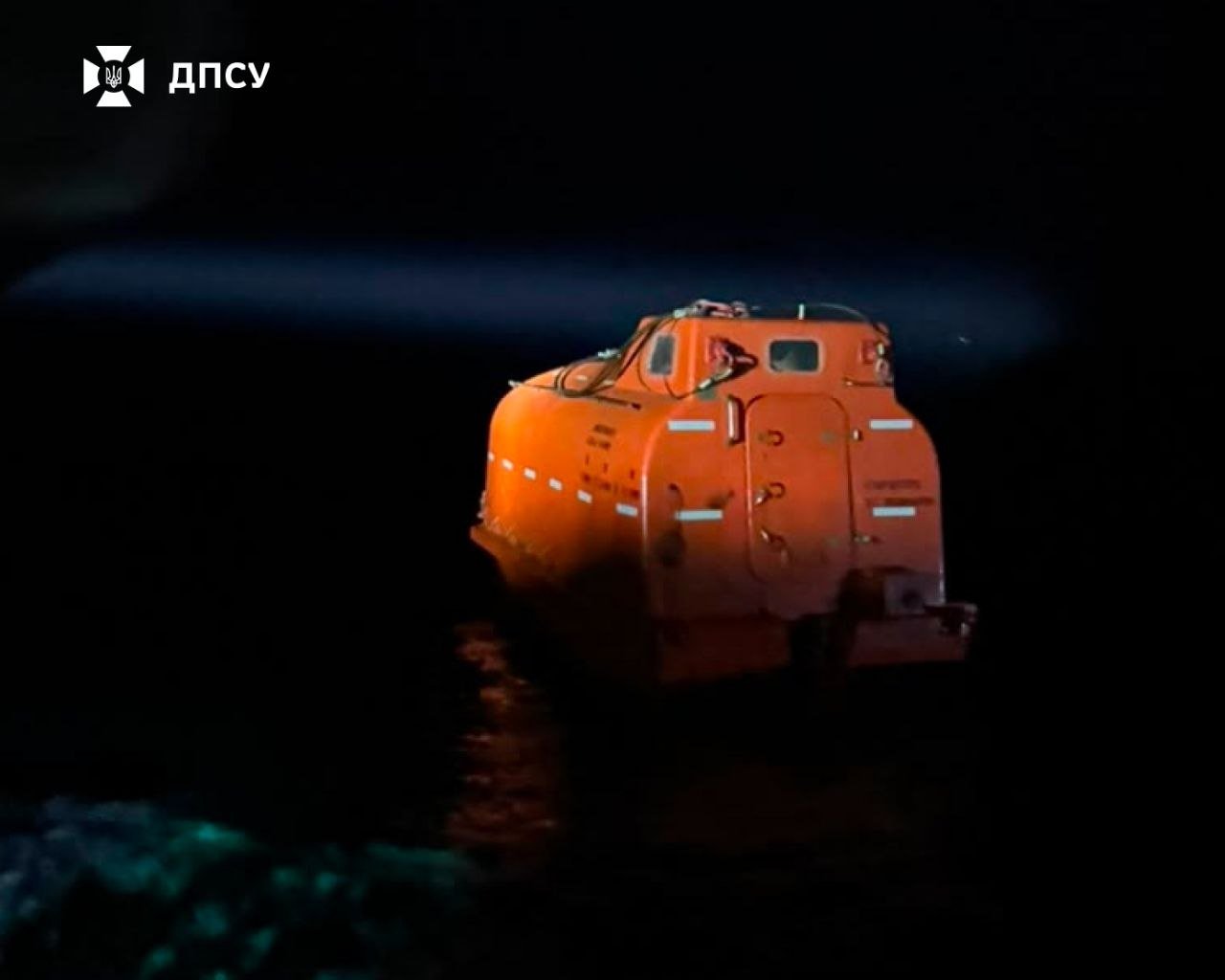 Дрейфовал в Черном море сутки: пограничники спасли иностранца с пораженного россиянами судна (фото)