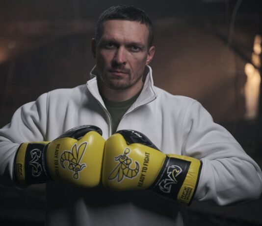 «Он один из величайших»: экс-чемпион UFC Джонс назвал условия боя с Усиком