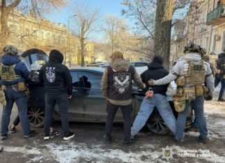 Угрожали ножом и избивали: в Одессе будут судить группу рэкетиров