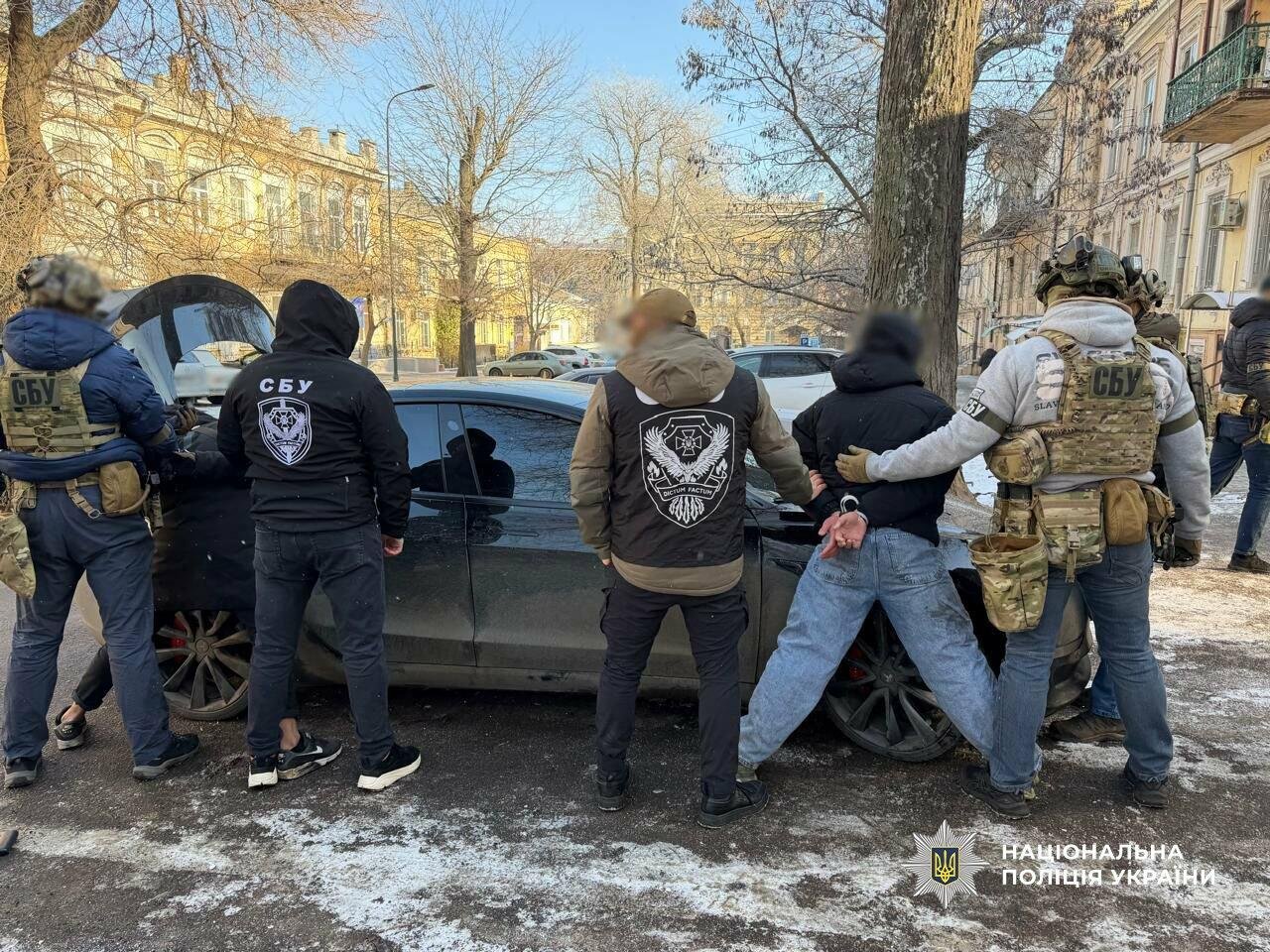 Угрожали ножом и избивали: в Одессе будут судить группу рэкетиров